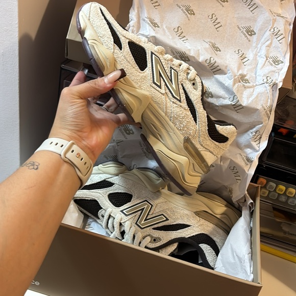 New Balance 9060 x Sydney McLaughlin Linen Stoneware Licorice - Picture 3 of 6